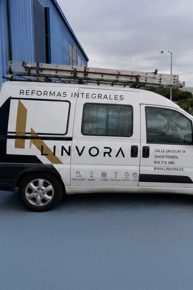 Furgoneta rotulada de Linvora, empresa de reformas en Ferrol, A Coruña