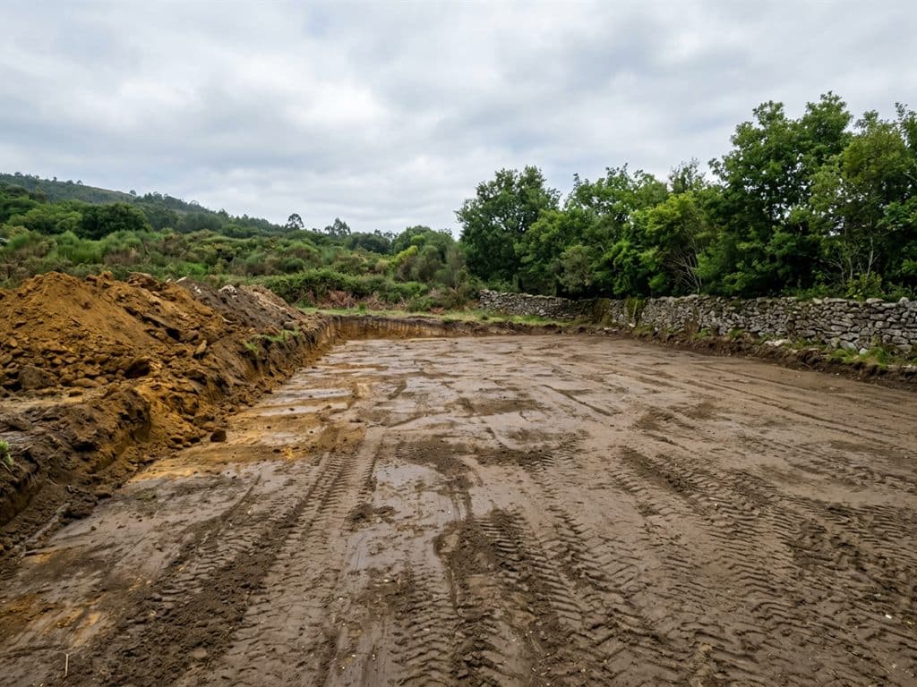 Movimiento de tierras para acondicionar una finca en A Coruña