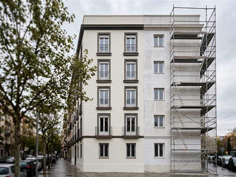 Pintura exterior impermeabilizante en la fachada de un edificio en A Coruña