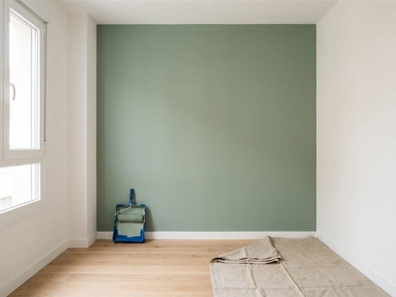 Pintura interior de una vivienda con acabado personalizado en A Coruña