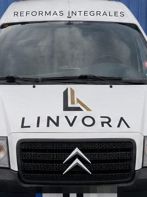 Furgoneta de Linvora, empresa de construcciÃ³n y reformas en A CoruÃ±a provincia